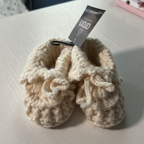 Aran Handknit Baby Booties with Bow - Picture 3 of 4